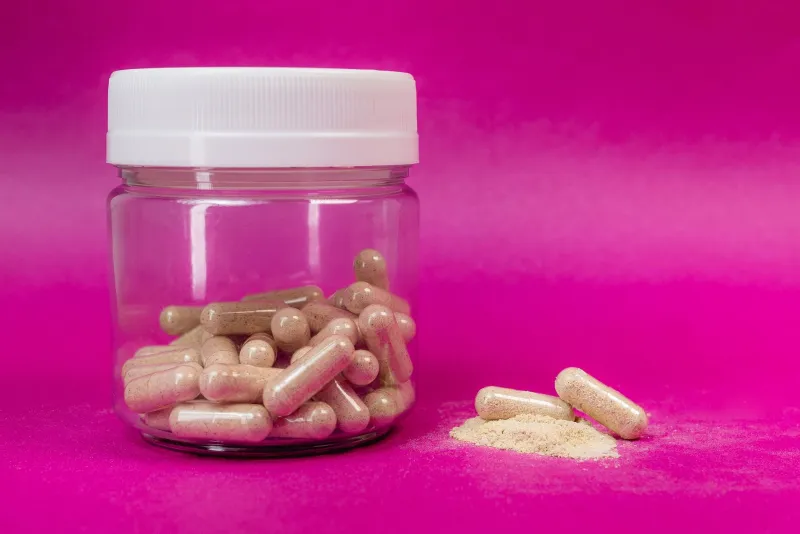 Capelli che Cadono: Perché la Biotina da Sola Non È la Risposta Completa