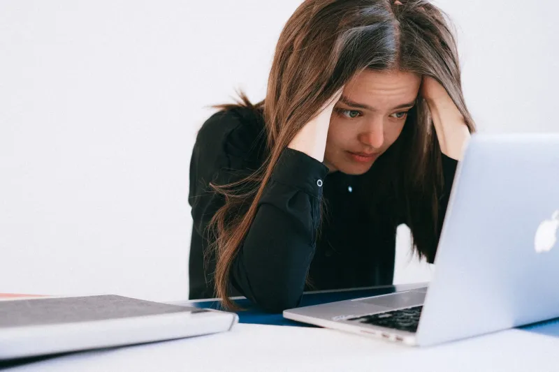 Cortisolo e Diradamento dei Capelli: Come lo Stress Prolungato Supera la Predisposizione Genetica e il Ruolo degli Adattogeni