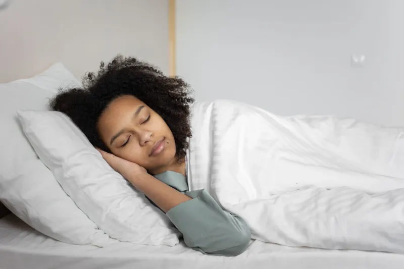 Dormire Male dopo i 45 Anni: Il Cortisolo Serale e il Deficit di Magnesio Intracellulare Spiegano Perché la Melatonina Non Basta